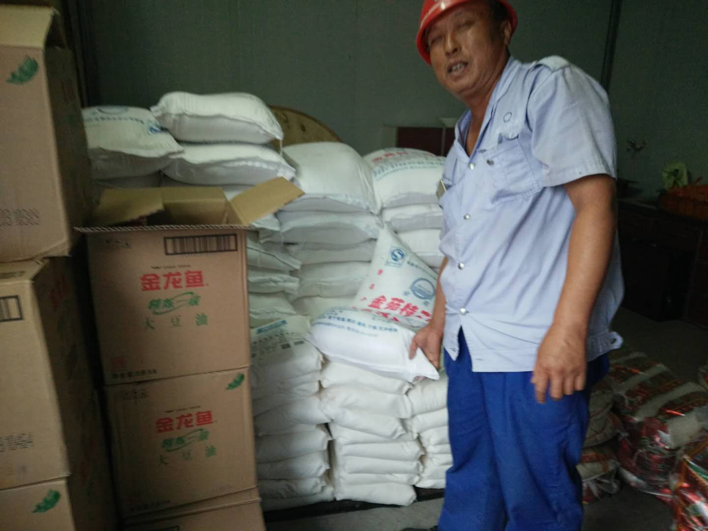 雙節到了，偉志鋼模板來總給全體員工發放福利