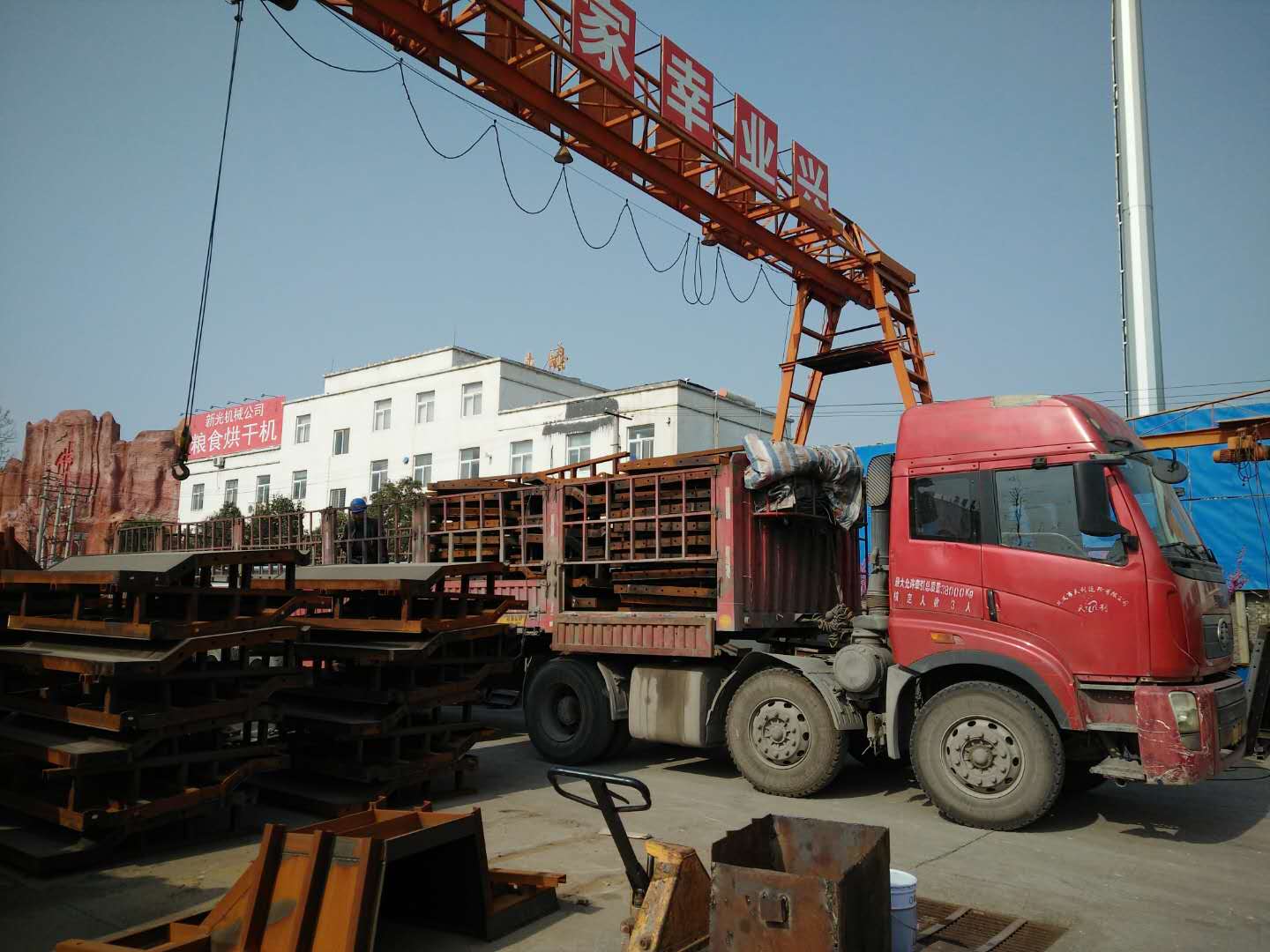 河南鋼模板廠家——護欄模板發(fā)貨中