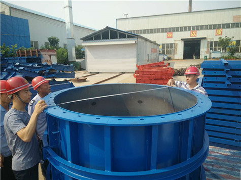 歡迎中鐵七局物資部朱部長(zhǎng)副總工何總到偉志模板驗(yàn)收鋼模板