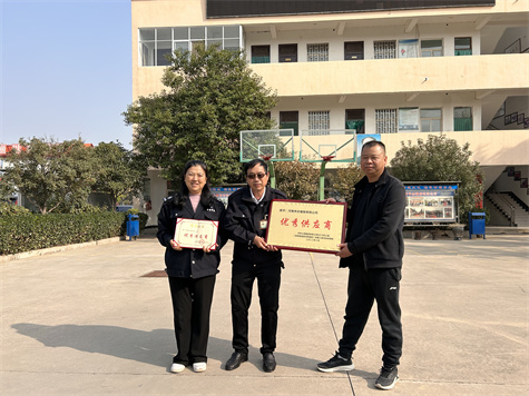 中鐵七局鞏義段授予偉志模板獎牌和證書