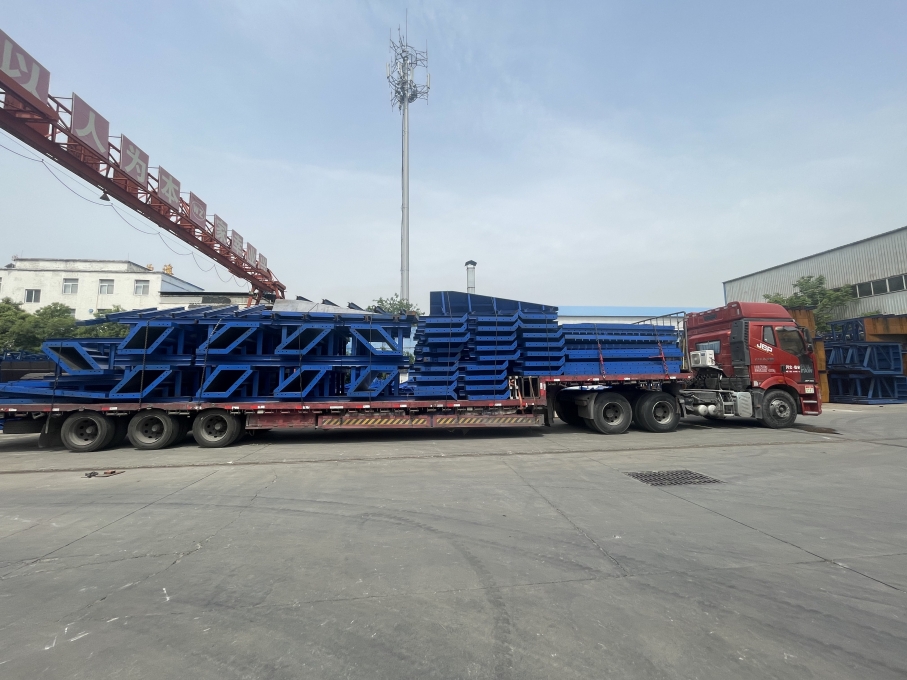 異型蓋梁鋼模板批量發(fā)貨,助力橋梁建設(shè)再提速